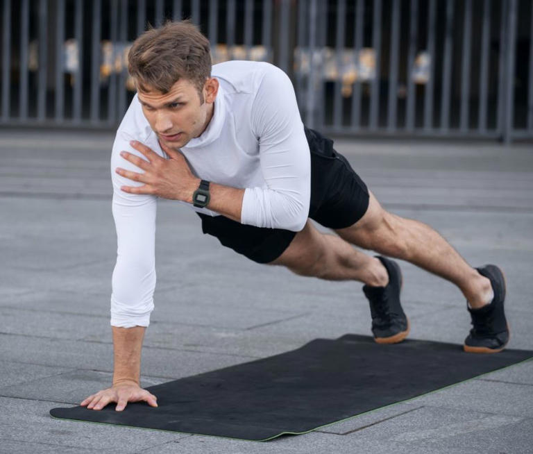 Strength coach reveals the best 'anti-movement' abs exercises for a ...