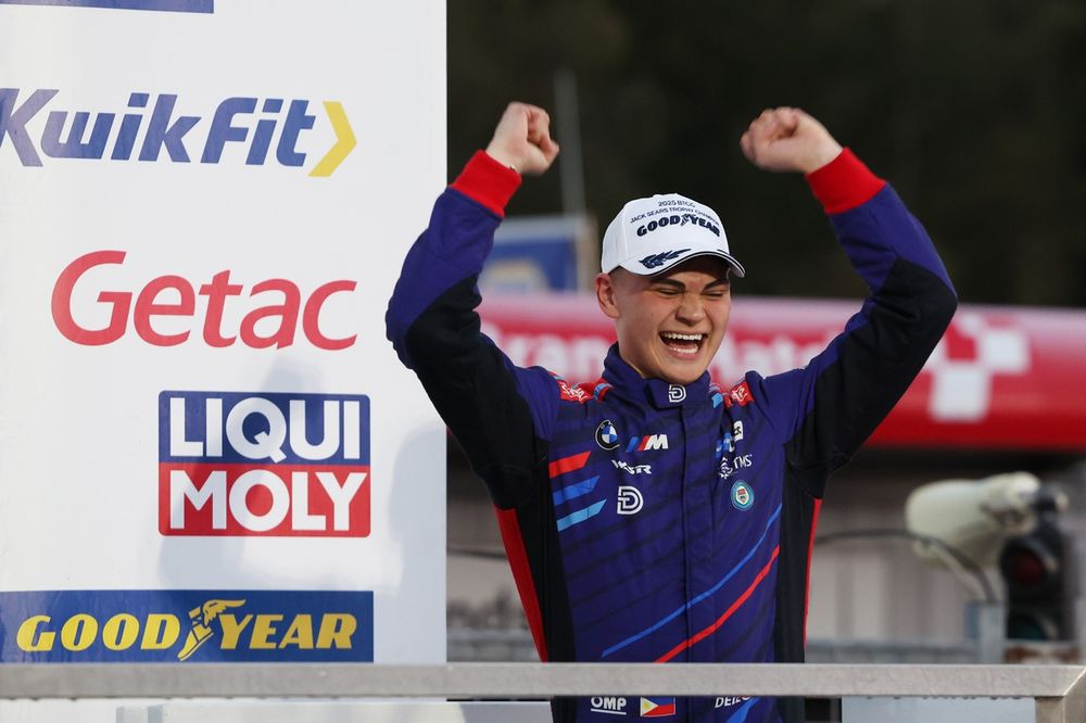 BMW team WSR keeps young talent for 2026