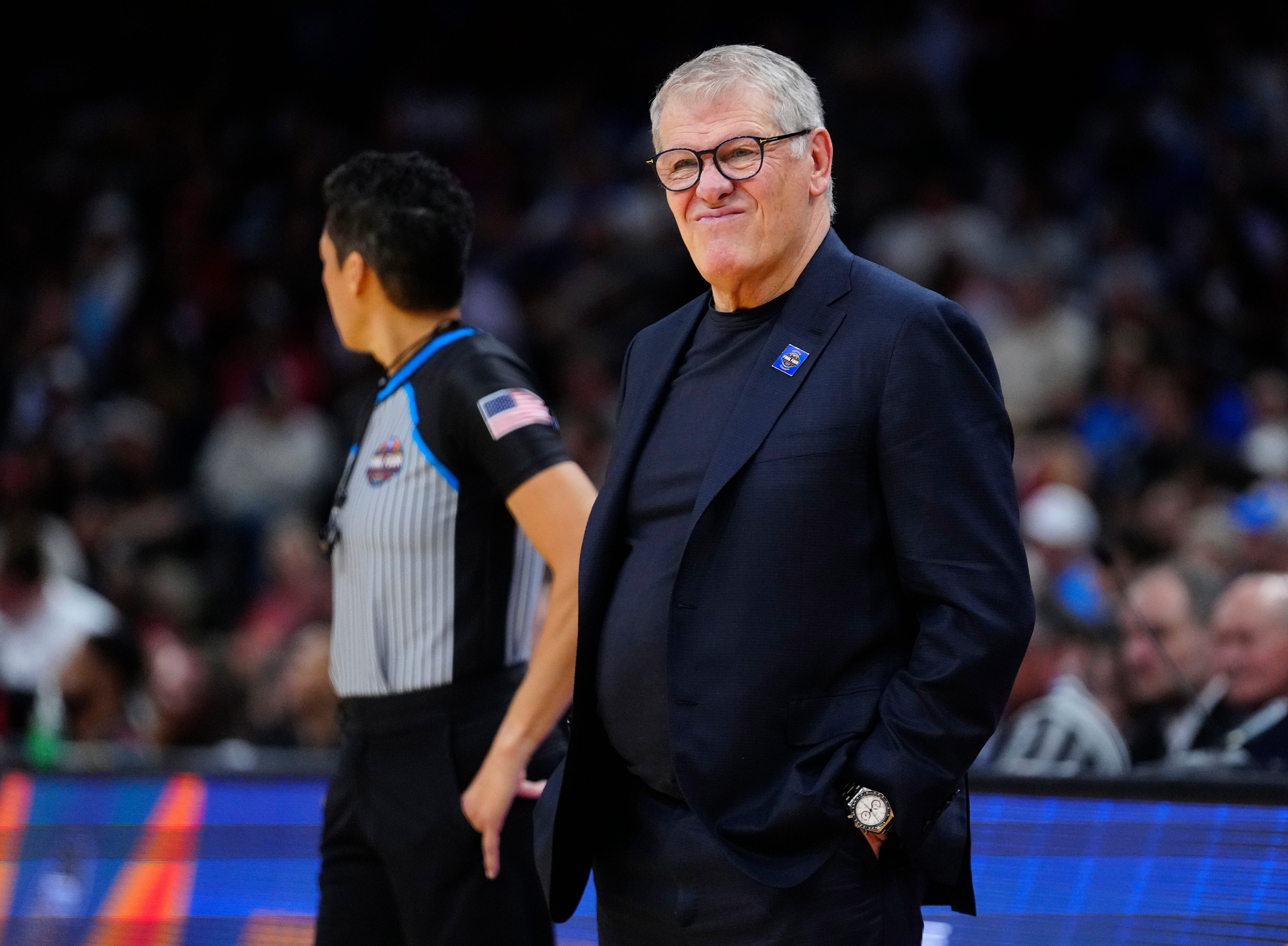 South Carolina fans sent Geno Auriemma a clear message<br>