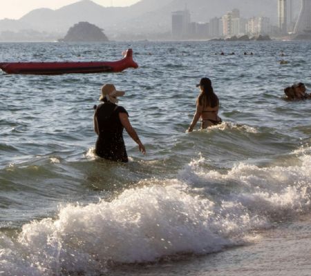 Muere mujer al intentar salvar a su hijo arrastrado por el mar en playa ...