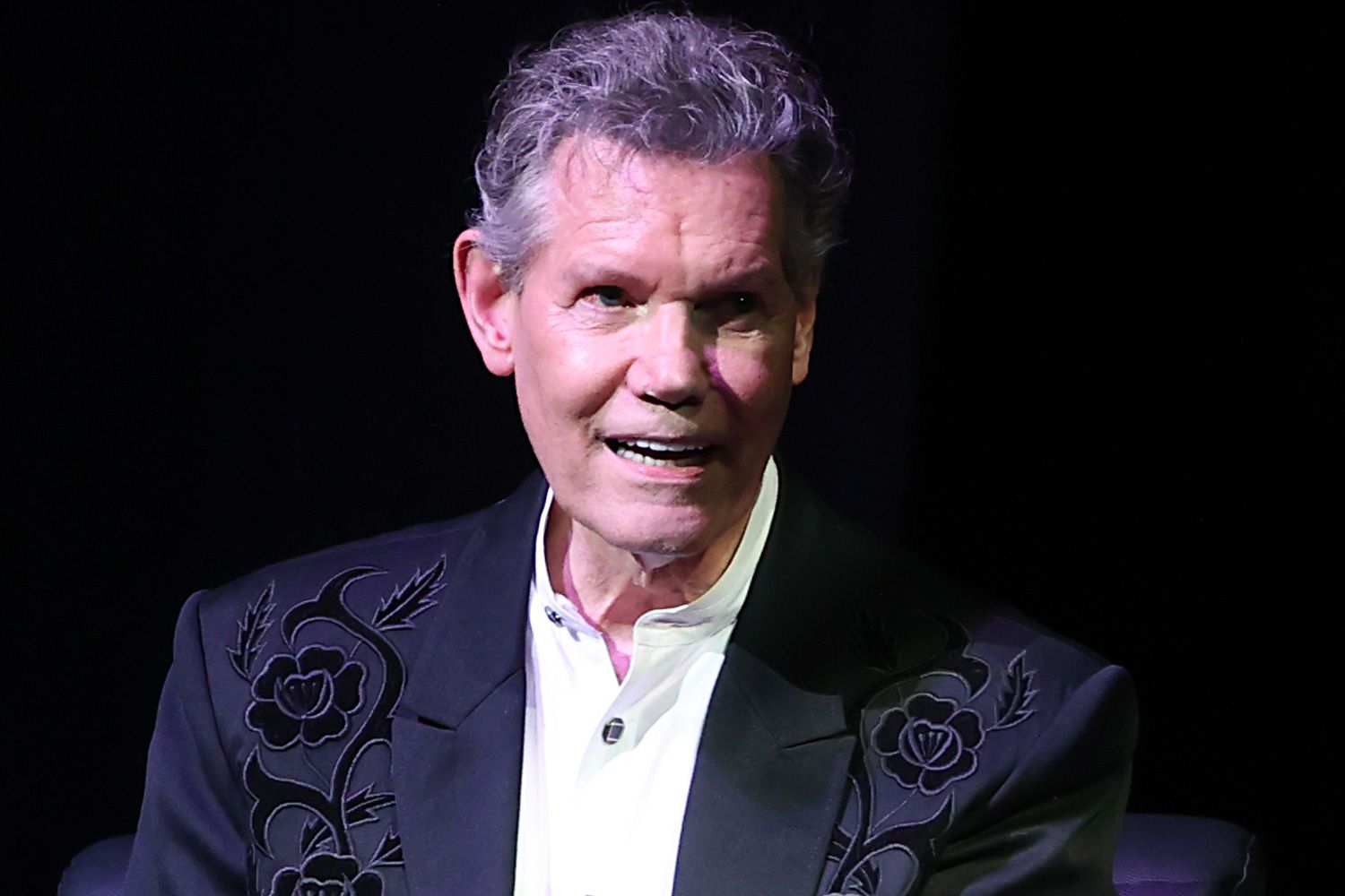 Country star Randy Travis gets standing ovation as he's wheeled onto ...