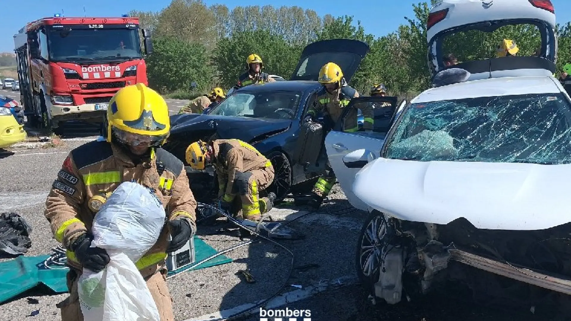 Siete heridos en un choque frontal entre dos coches en Lleida