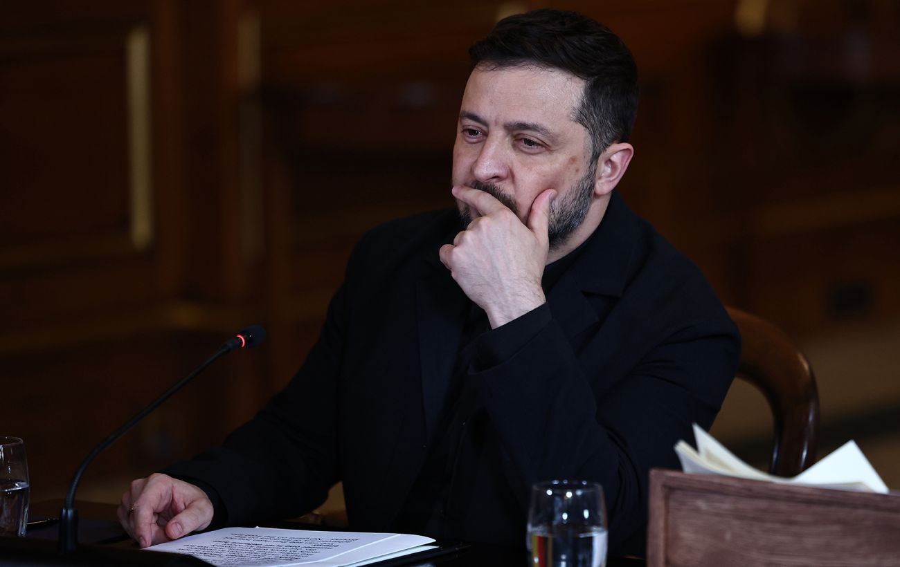 Zelenskyy receives report from army chief on situation at front line<br><br>