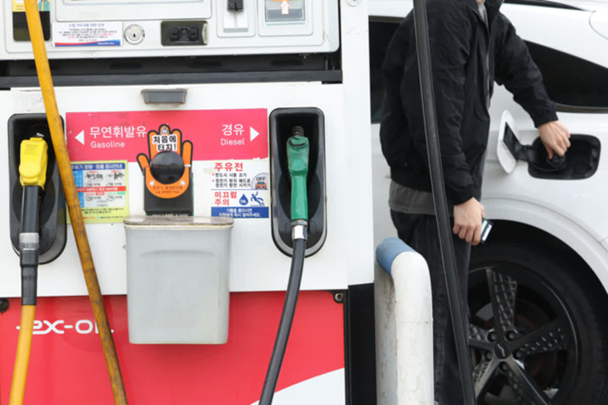 서울 지역 평균 휘발유 가격 2000원 돌파하며 시민 불안 커, 트럼프, 호르무즈 해협 개방 압박하며 최종 공습 유예 시한 설정