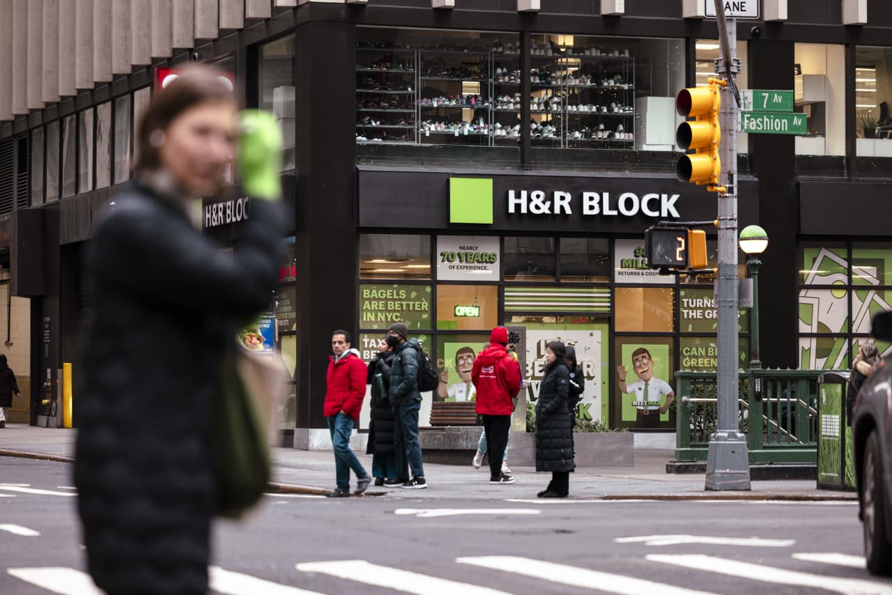H&R Block yields 5%. Why its stock may survive AI and IRS threats.