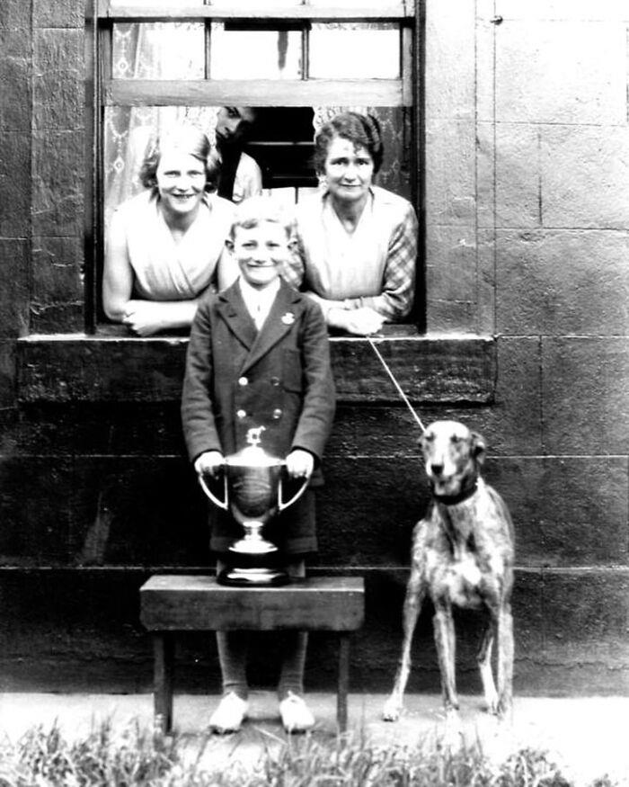 44 historical moments that show the unchanging bond between dogs and ...