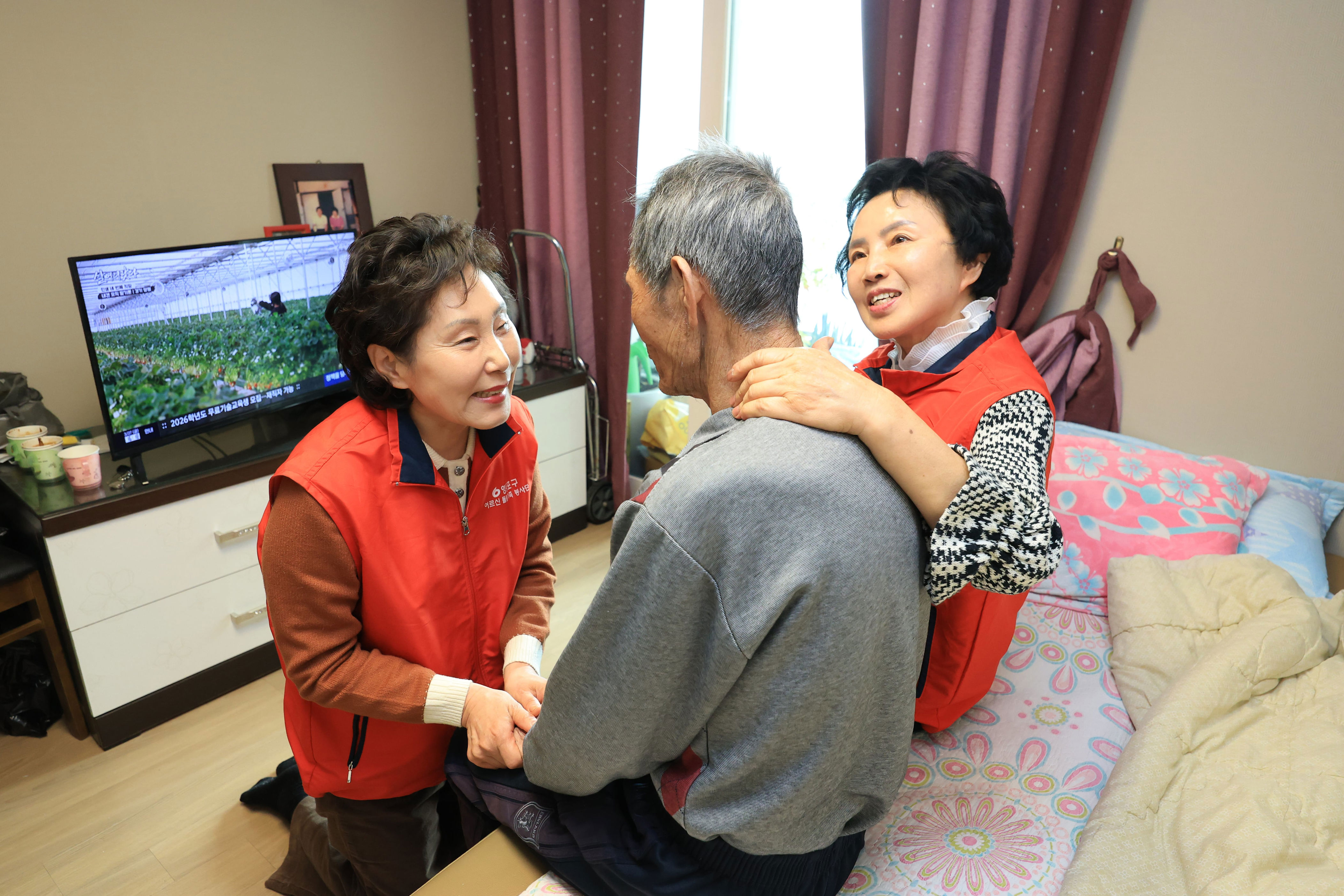 On the 27th of last month in the afternoon, volunteers wearing red vests care for dementia patients at an apartment in Yeongdeungpo-gu, Seoul. Yeongdeungpo-gu introduces the 'Care Protection Family Rest System' in 2023, dispatching volunteers to dementia patients' homes to care for them in place of families, becoming the first in the nation to do so. Photo by Park Seong-won