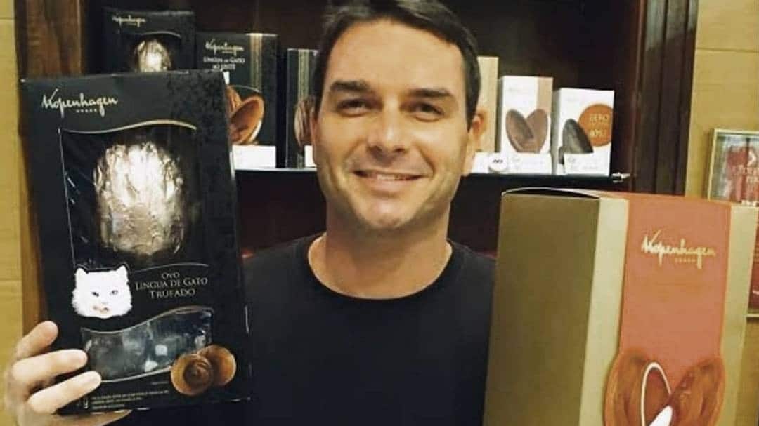 Flávio Bolsonaro e chocolates: Entenda o mais insólito caso de corrupção atribuído ao senador