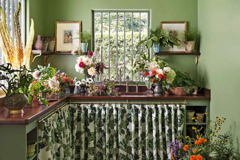 How a 'bloom room' can transform your home into a calm, flower-filled ...