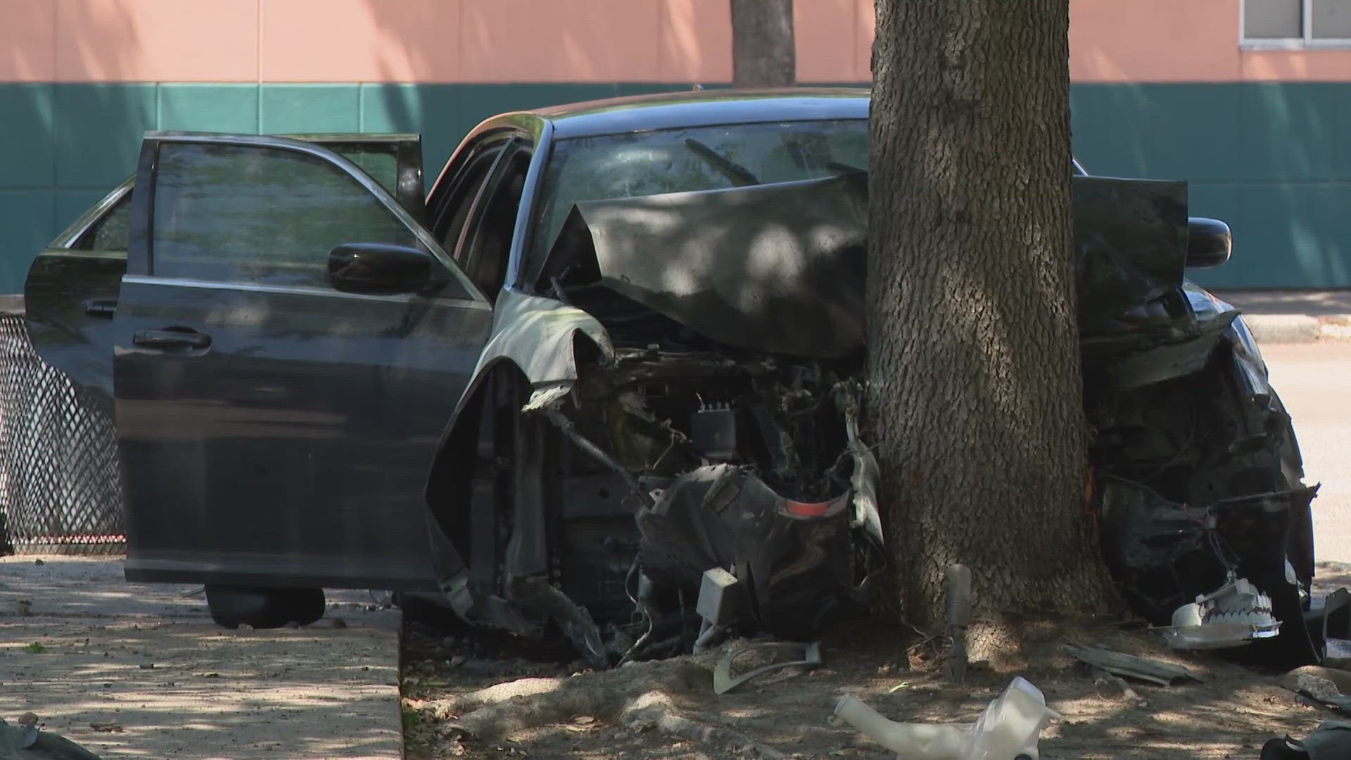 4 bank robbery suspects in custody after chase ends in crash in SE Houston