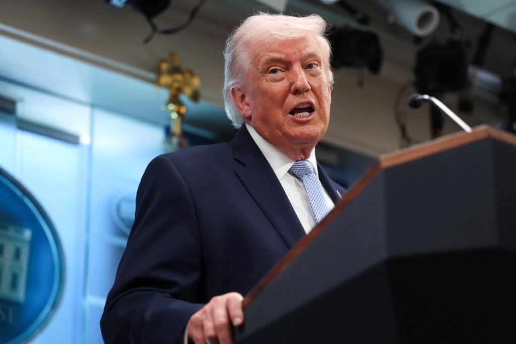 Trump threatens to jail journalist if they do not provide source of details on fighter pilot in Iran<br><br>