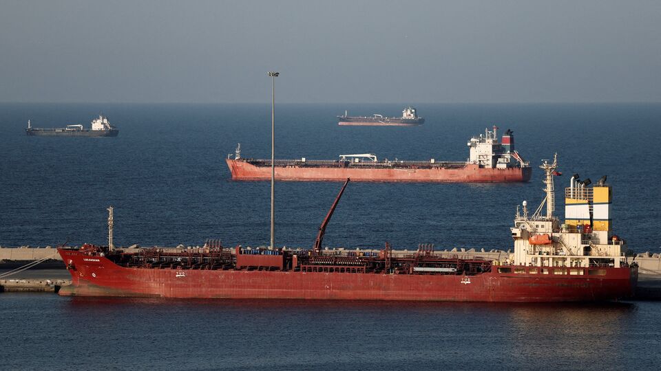 Oil prices rise amid Trump's escalation threats, WTI up 2%
