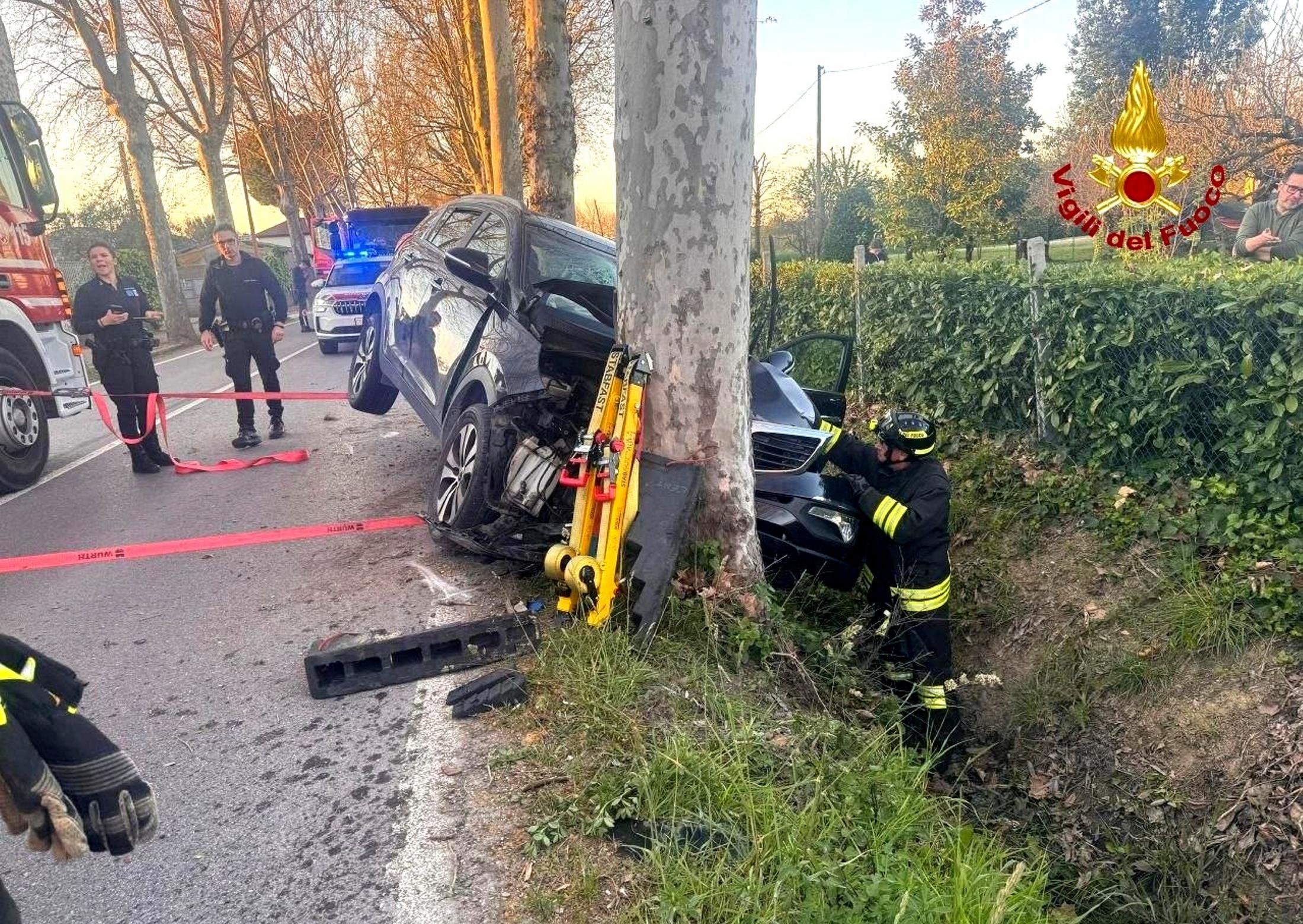 Si schianta contro un albero: 70enne recuperato nel fosso