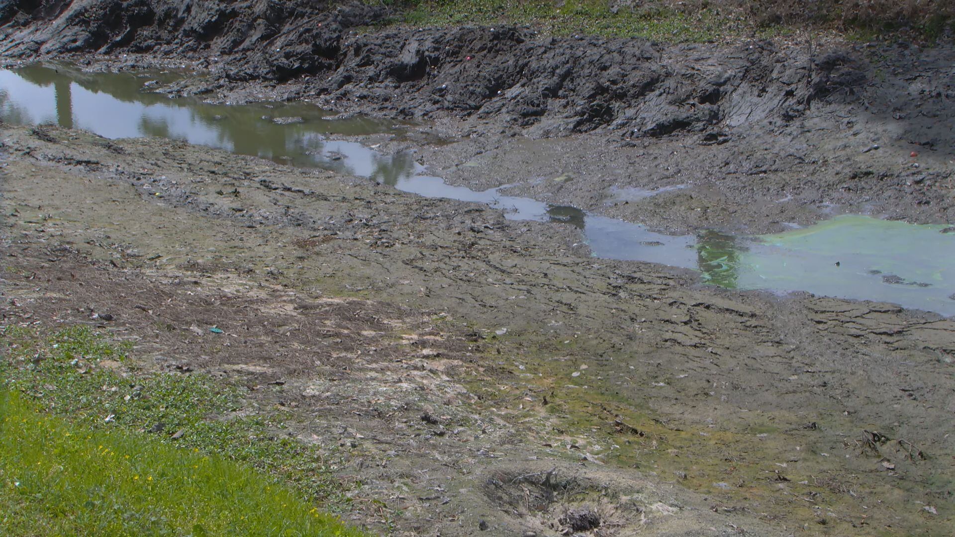 River Oaks residents raise concerns over rapidly draining pond and stream