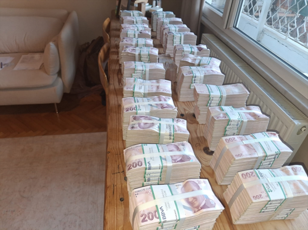 Üsküdar Belediyesi operasyonunda ele geçildi! Paralar masaya sığmadı