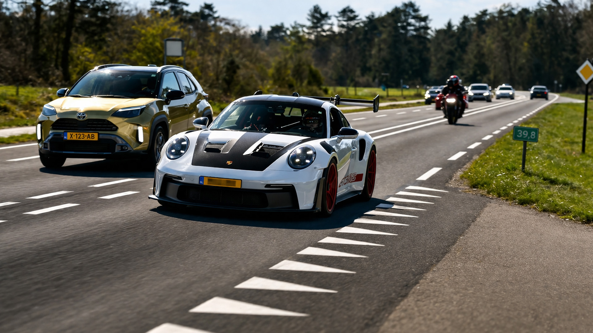Dépassement risqué d’un SUV par une Porsche 911 sur route ouverte