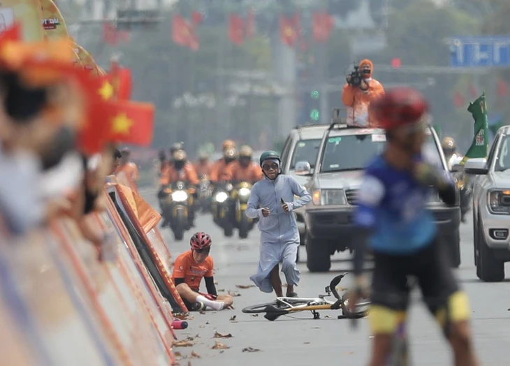 Tay đua mặc áo cam té gần đích chặng 5 Cúp truyền hình TP.HCM