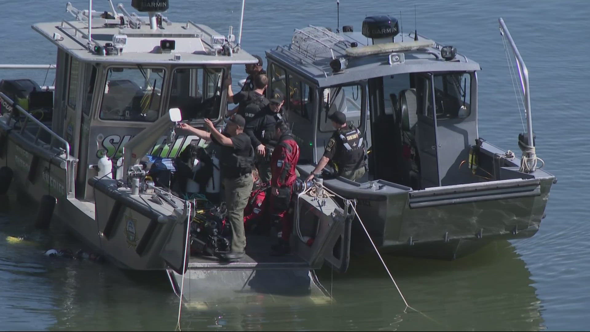 Divers search for bodies after car crashes into Willamette River