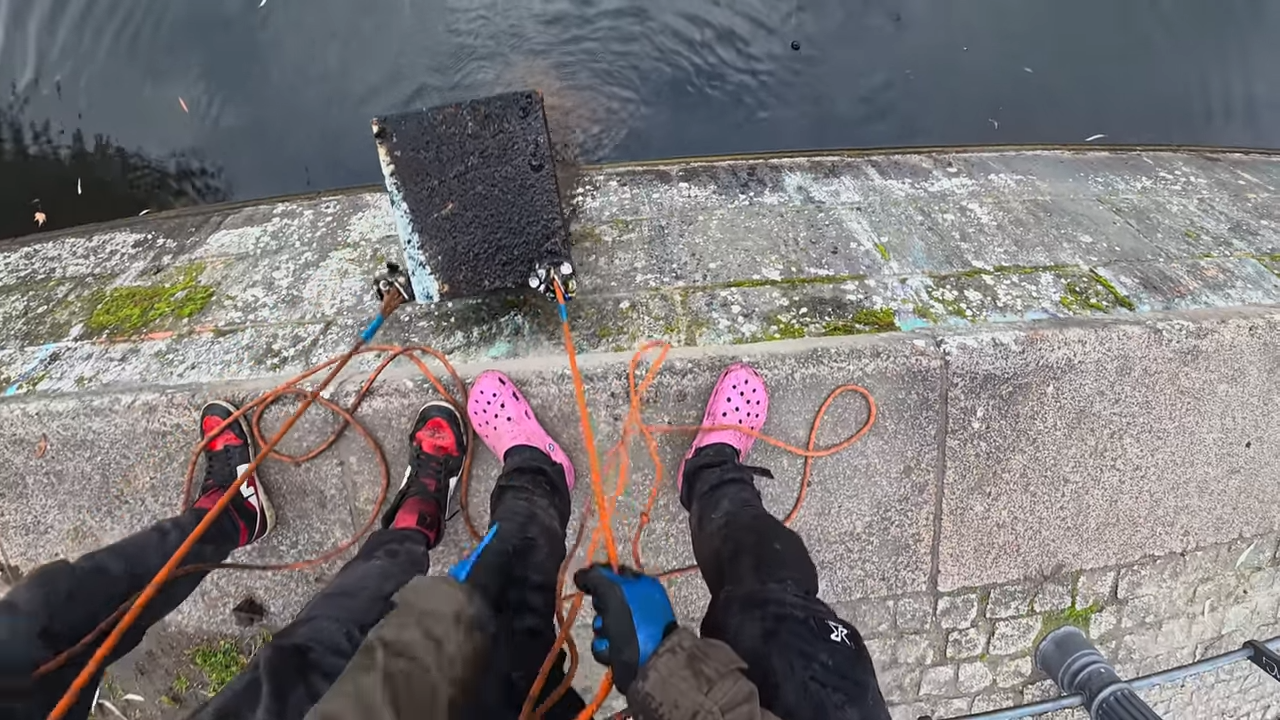 Sie warfen den Magneten unter der Brücke – und plötzlich hing etwas ...