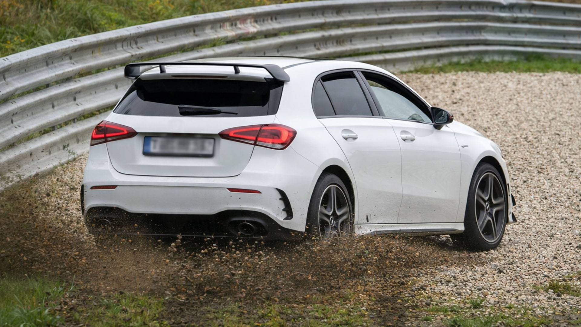 Agressief rijgedrag zorgt dat auto van Nürburgring vliegt