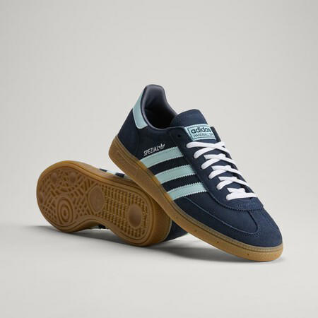Aterrizan en Adidas las zapatillas azul marino perfectas para llevar ...