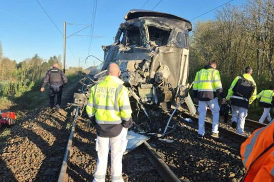 CAPTION: Photos of the TGV that struck this morning at a level crossing (HDF) an exceptional military convoy