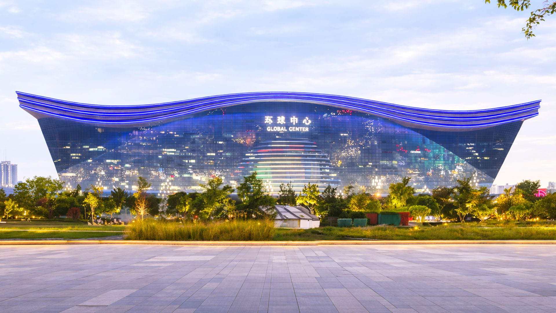Un immense centre commercial illuminé se distingue dans le paysage ...