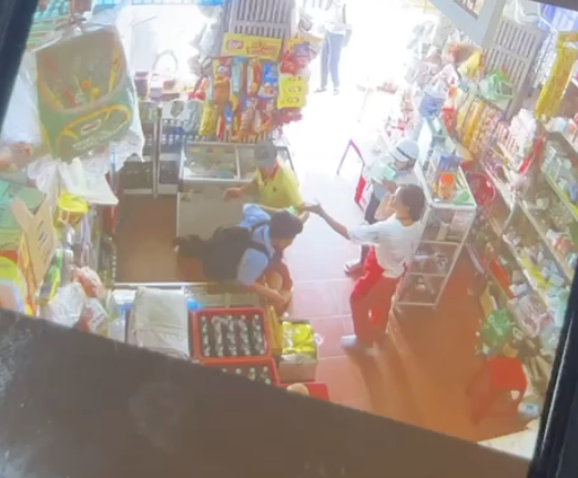 Làm rõ clip người đàn ông đánh học sinh trong tiệm tạp hóa ở Huế