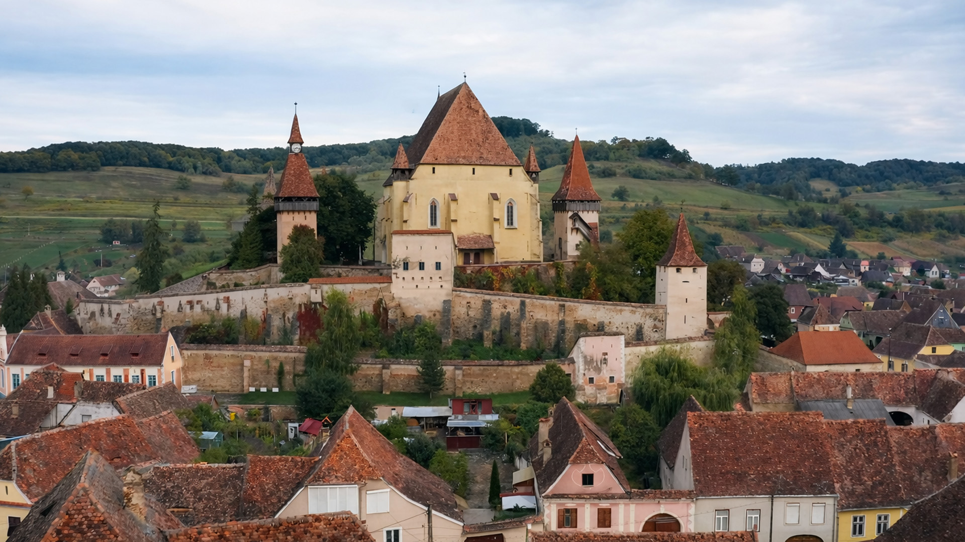 Pourquoi ce village est-il entouré de remparts?