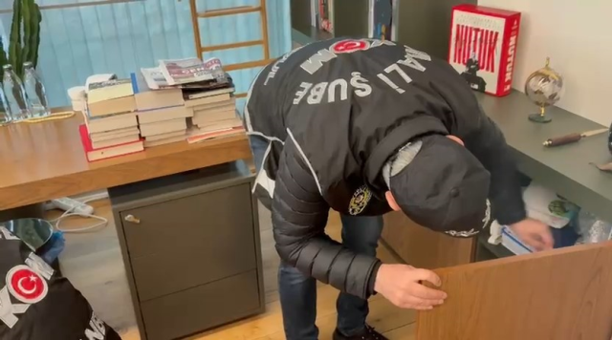 Üsküdar Belediyesi operasyonunda ele geçildi! Paralar masaya sığmadı