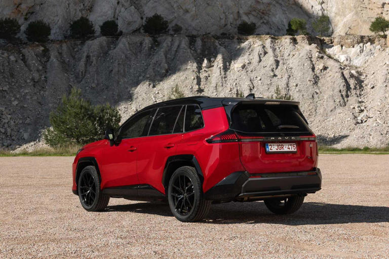 Toyota RAV4 2026: la sesta generazione reinventa l'icona dei SUV. Più ...