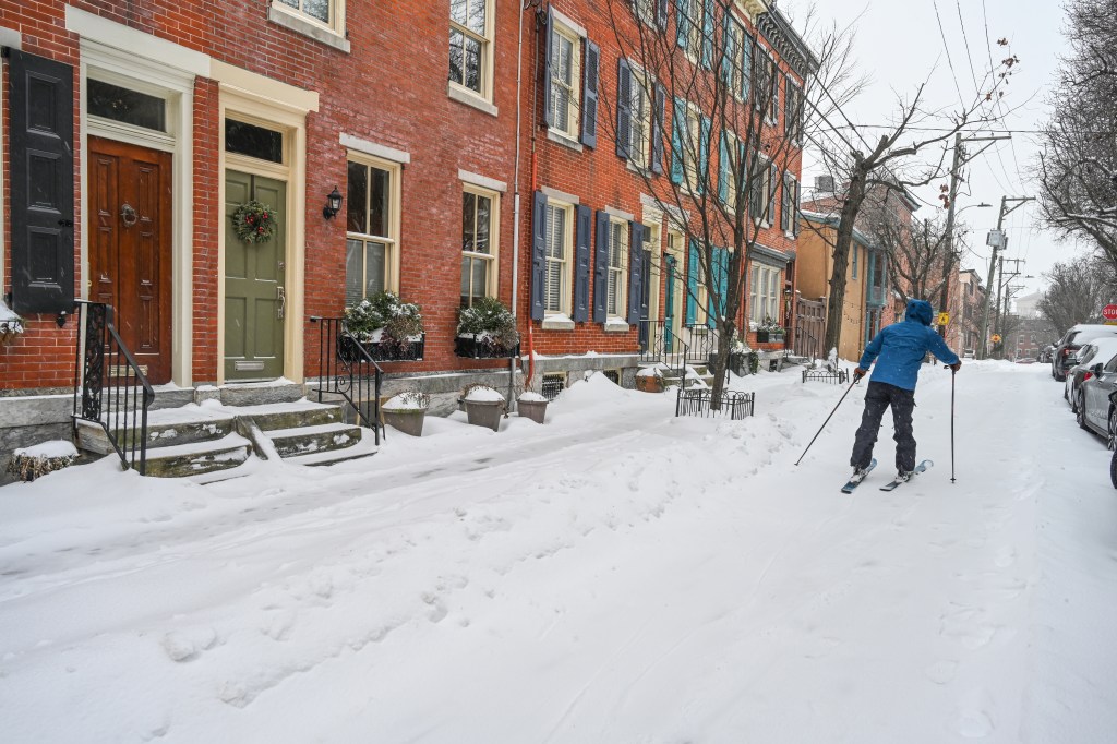 Heavy snow warning as 8 inches to strike: "Hazardous conditions"<br><br>