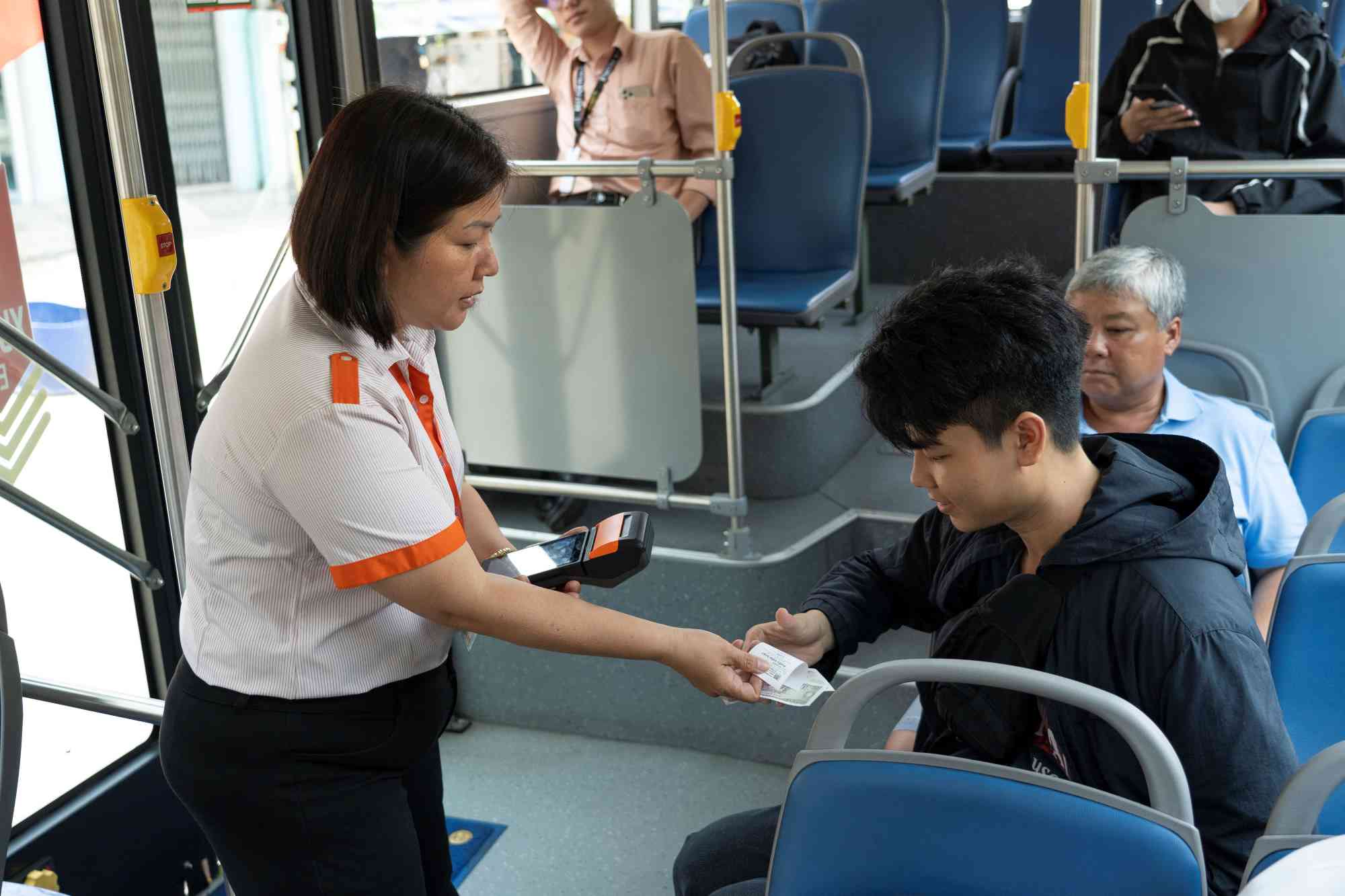 Thu hút hành khách đi xe buýt, miễn phí chưa đủ