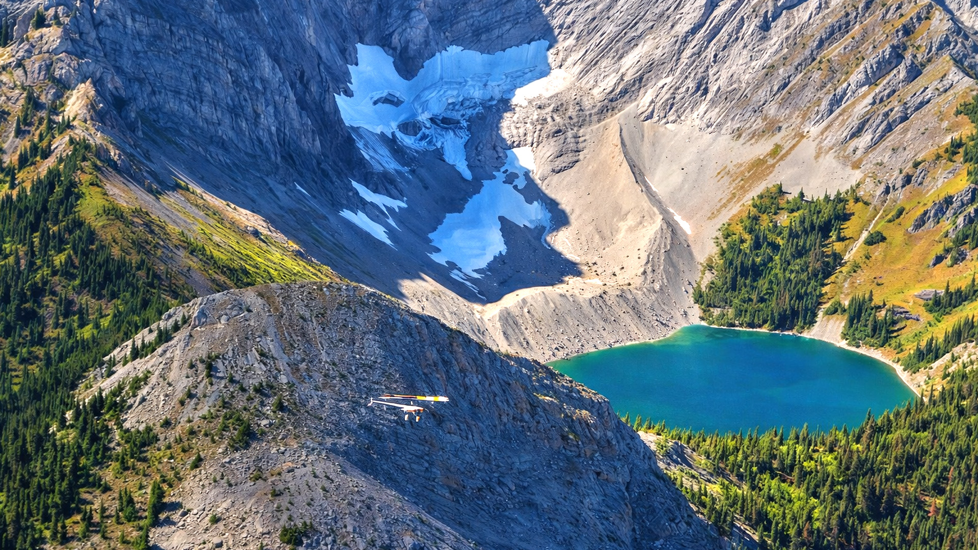 Um lago turquesa escondido nas montanhas de Banff