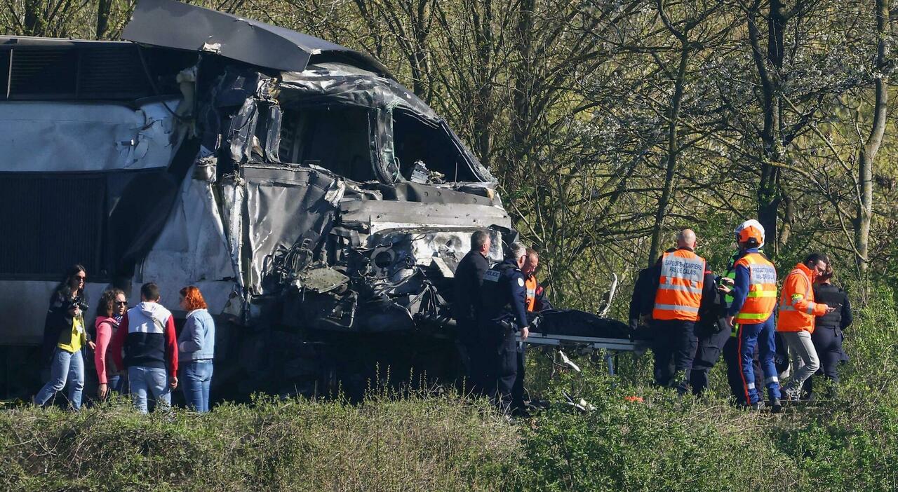 Incidente ferroviario in Francia, scontro tra treno e camion al ...