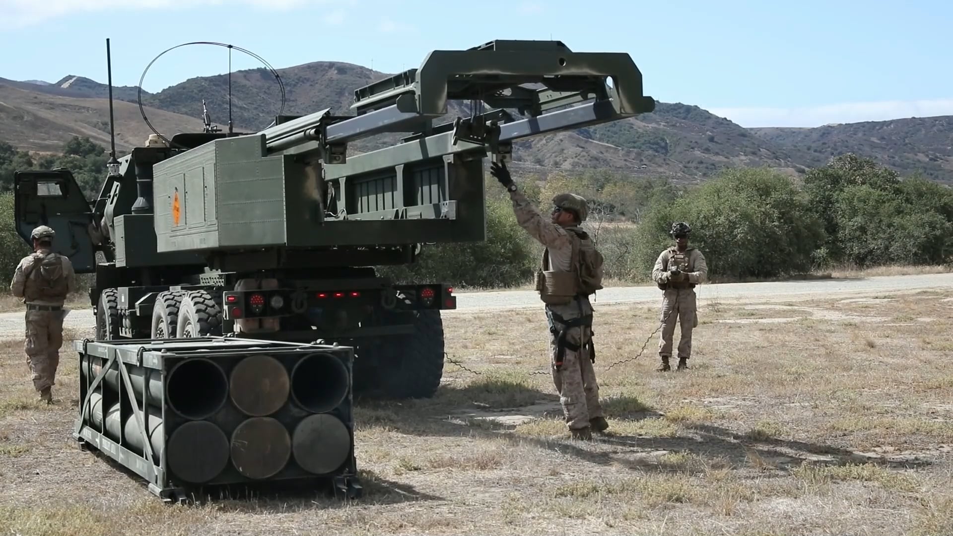 US soldiers prepare HIMARS rocket system