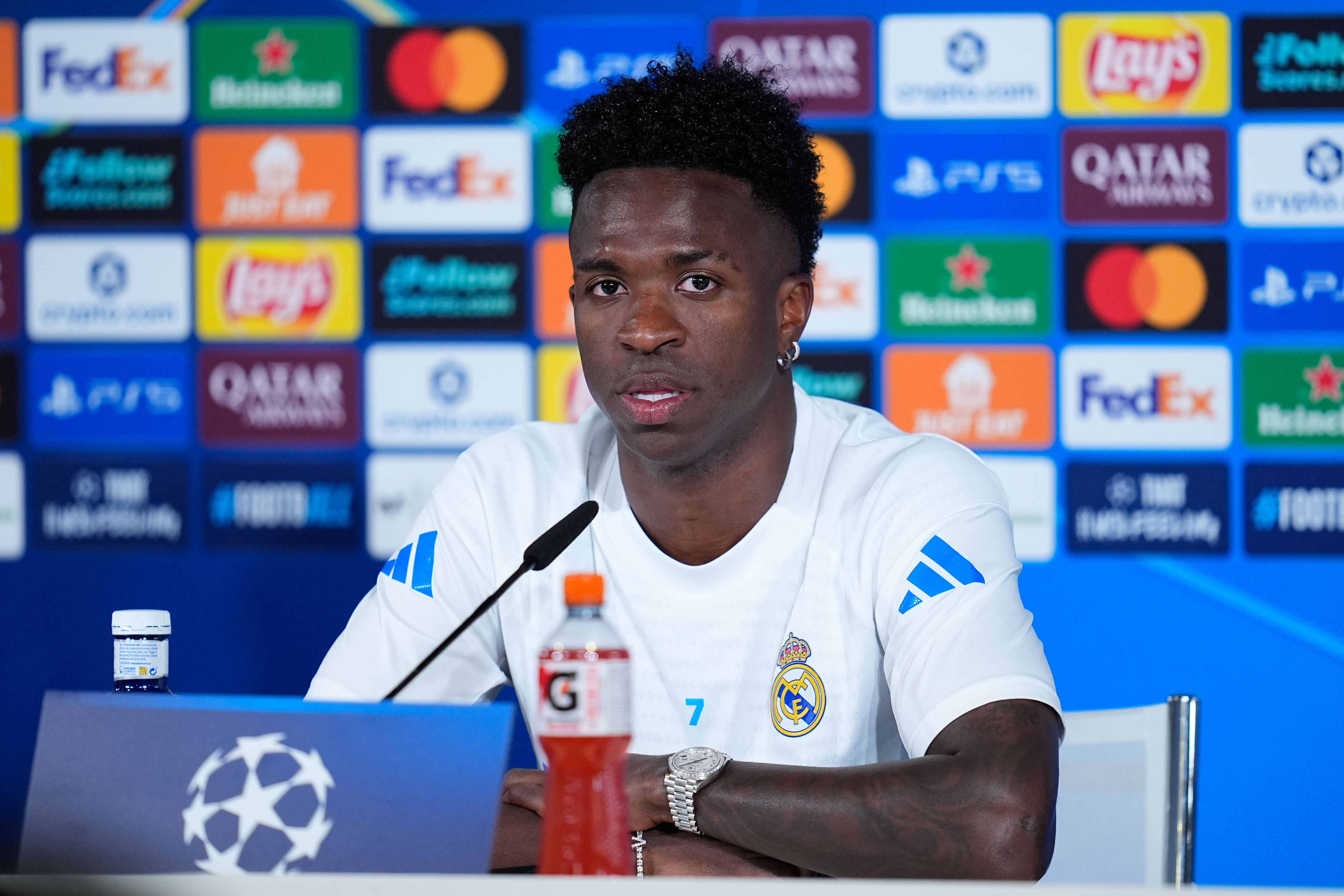 Vin&iacute;cius commits to Real Madrid renewal after Alonso rift