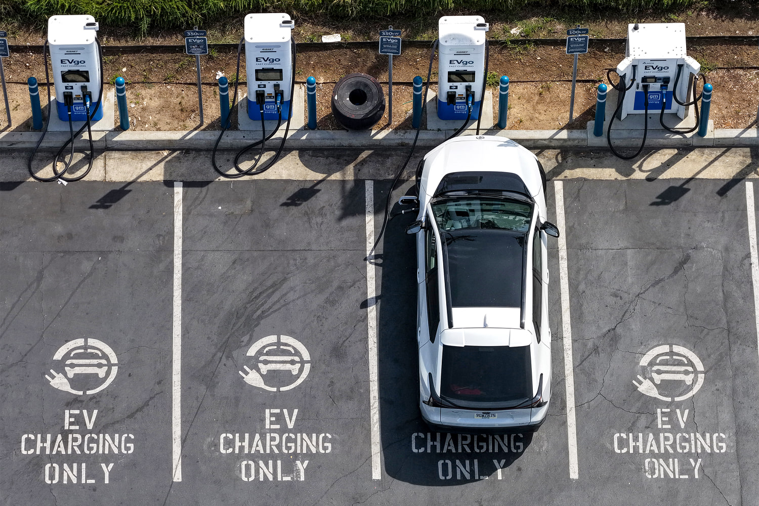 Rising gas prices are driving fresh interest in EVs — but affordability ...