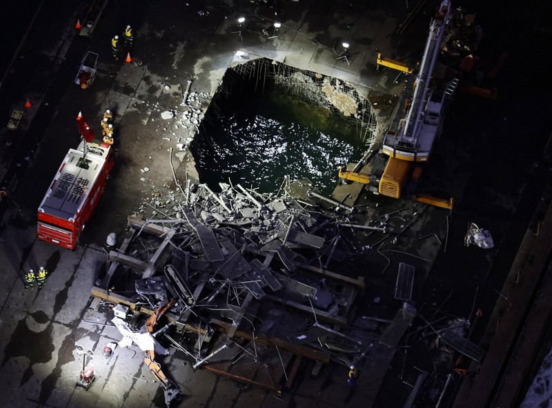 川崎の製鉄所で40メートル級の足場が崩れて3人意識不明