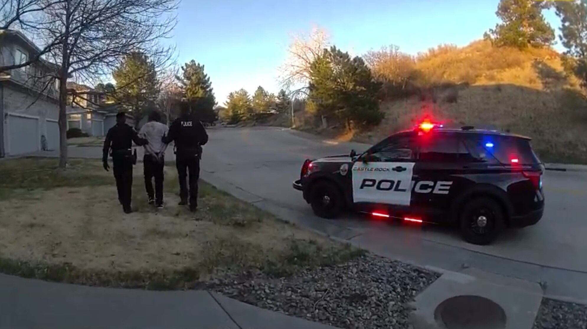 Suspect hit by car while trying to run across I-25 to escape police<br><br>