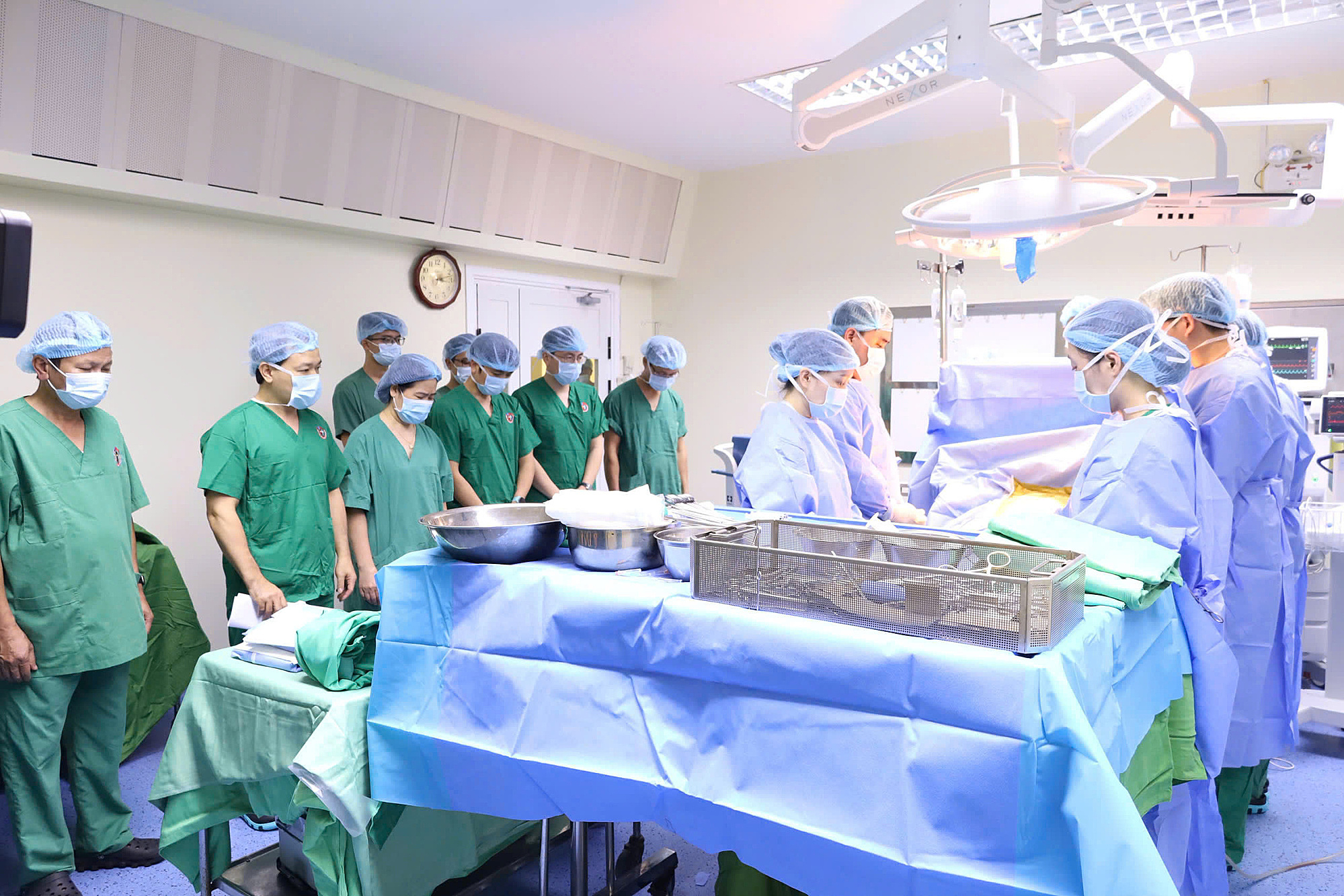 Gần 100 y bác sĩ lập 4 phòng mổ lấy - ghép tạng cho 7 người