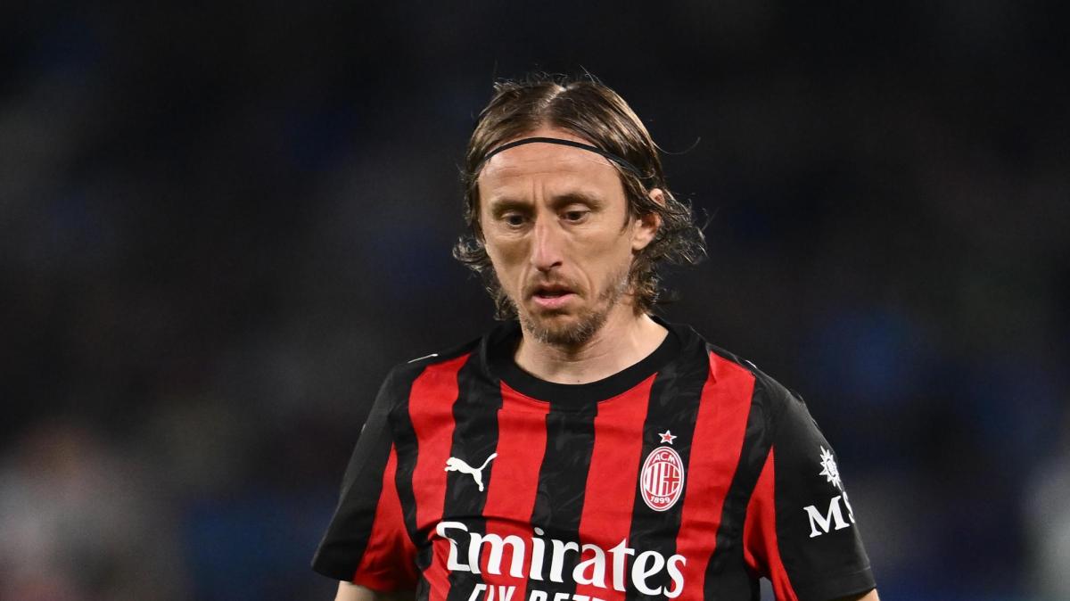 MN - Modric premiato a Milanello dall'ex rossonero Dario Simic come ...