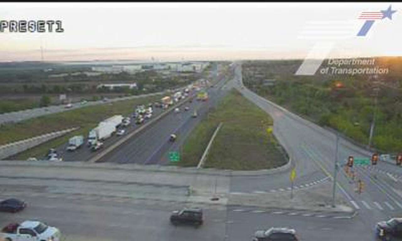 Delays linger after major crash on I-35 shut down multiple lanes