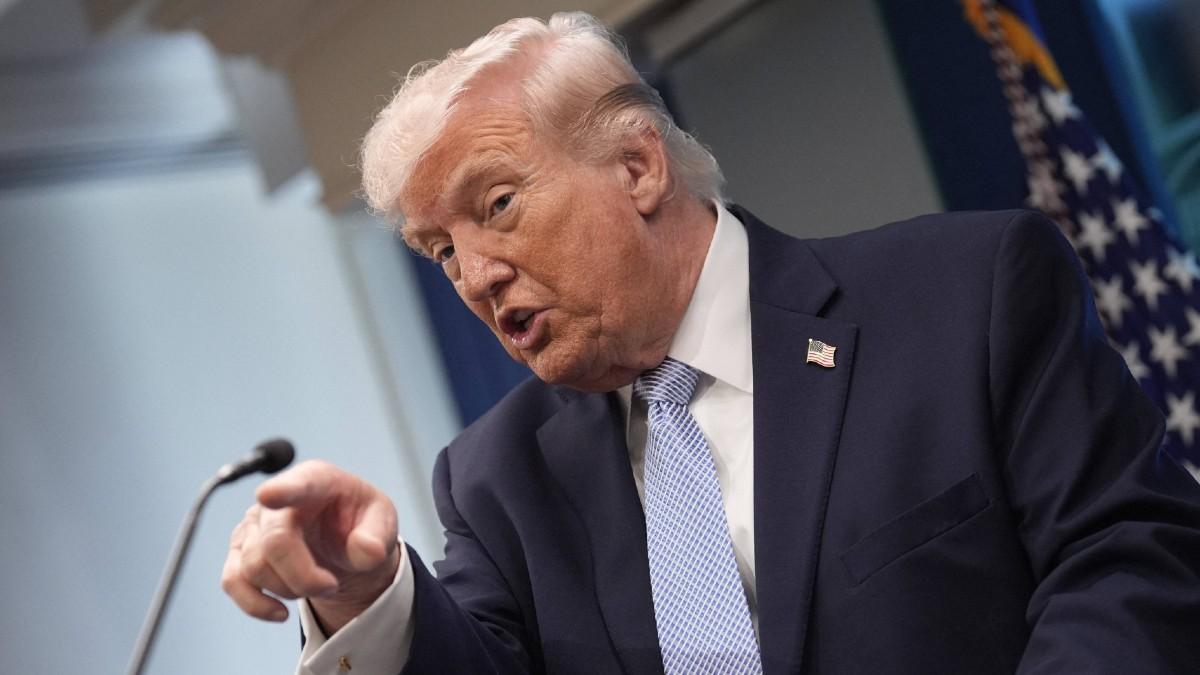 Trump threatens jail over Iran rescue leak source