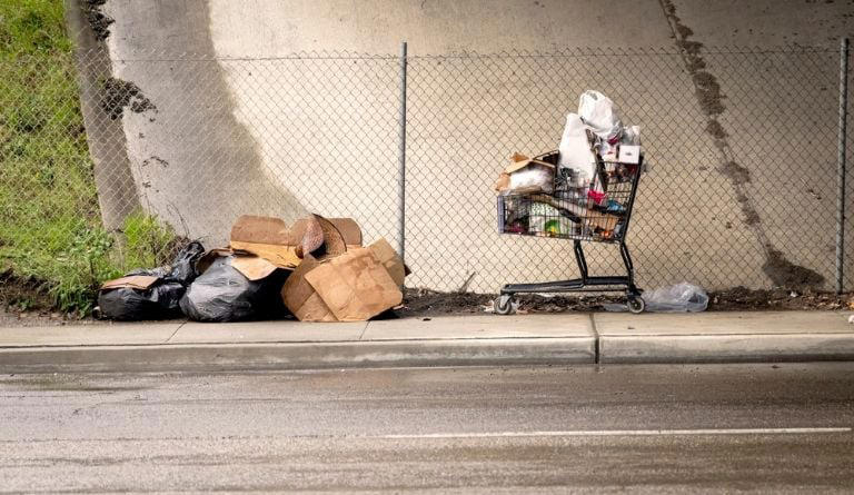 Pretenden reducir la ayuda a las personas sin hogar en Los Ángeles