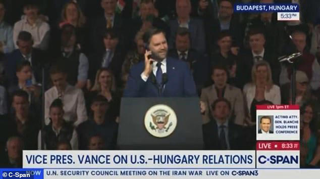'Embarrassing' moment Trump sends JD Vance to voicemail mid-speech amid ...