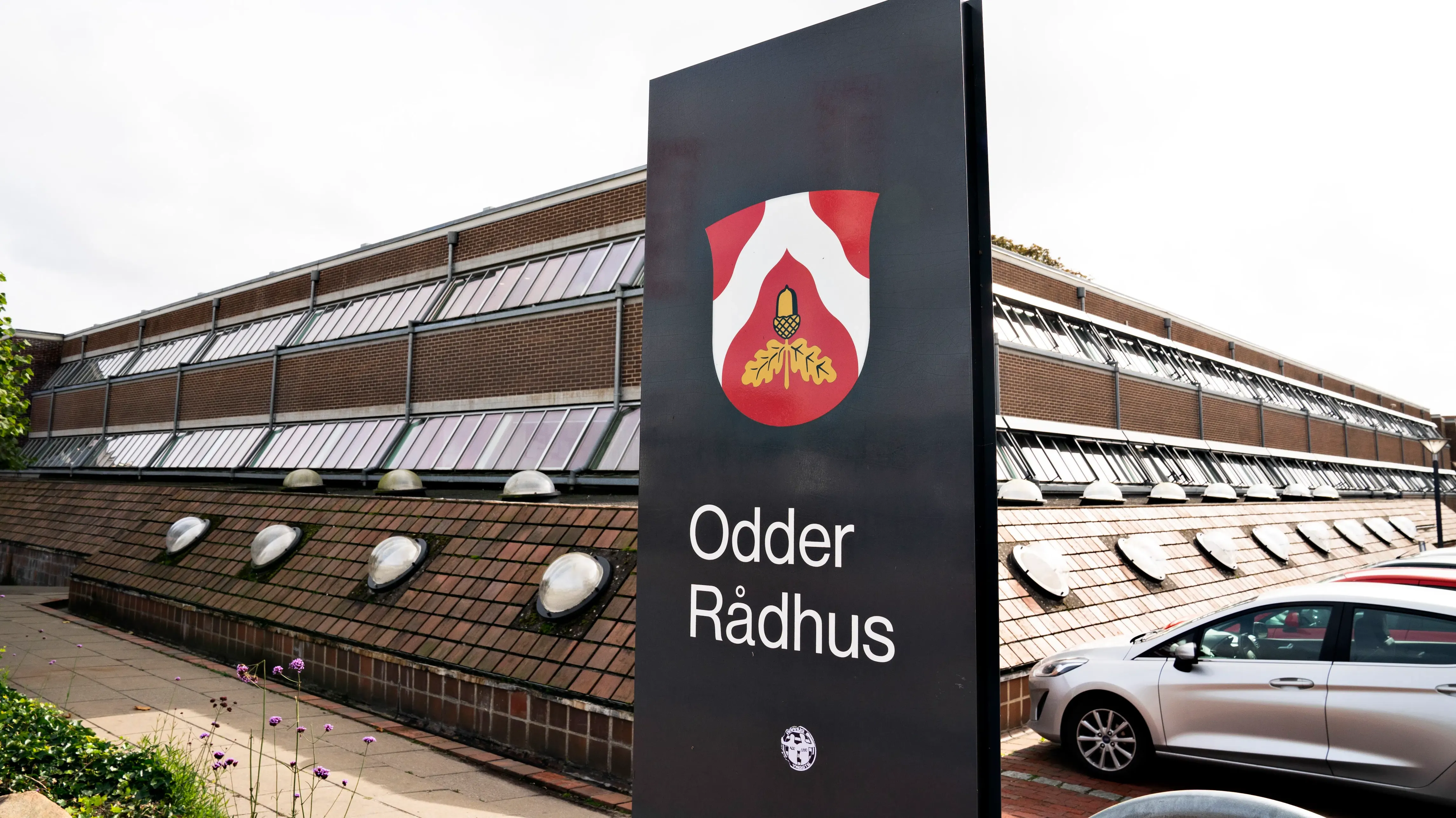 Rådhus ryddet: 'Betonen begyndte at revne'