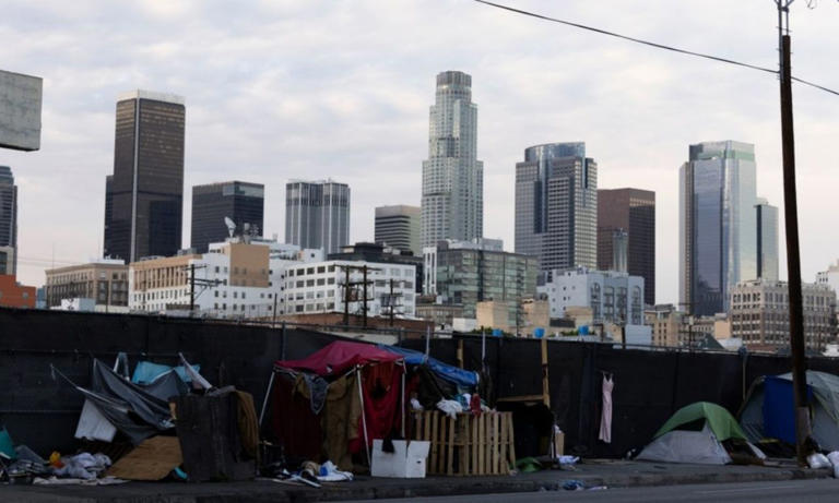 Pretenden reducir la ayuda a las personas sin hogar en Los Ángeles