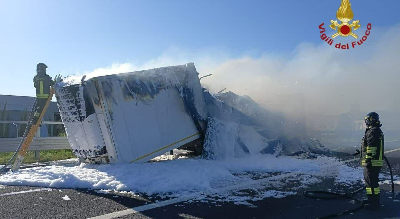 Camion in fiamme, A1 coperta di schiuma: paura e traffico in tilt a ...