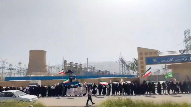 Iranians form human shields at power plants amid Trump threats